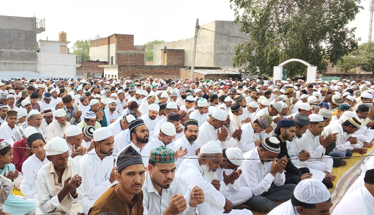 बकरीद के मौके पर पुखरायां समेत सभी जगह अदा की गयी नमाज
